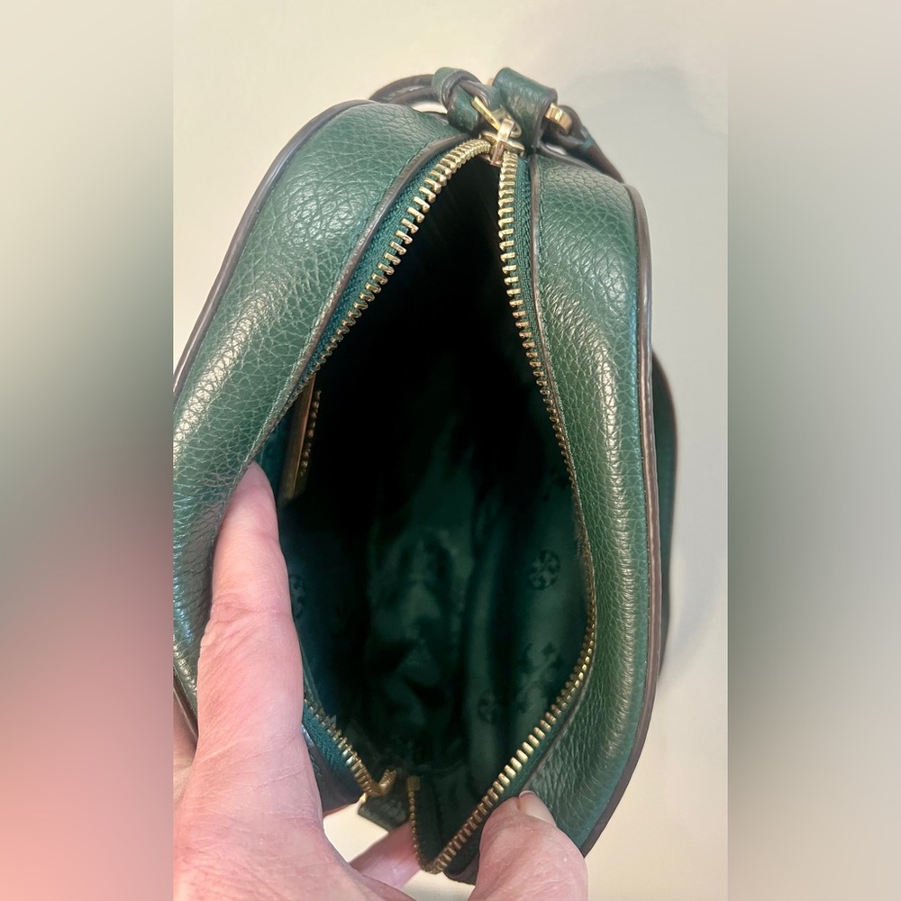Tory Burch McGraw Camera Bag In Green - Picture 6 of 6
